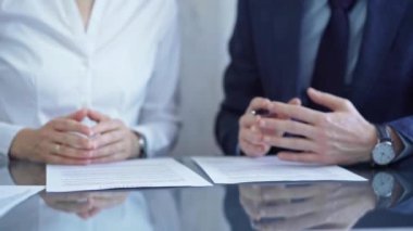 İş adamları sözleşme detaylarını görüşmek için toplantı yapıyorlar. Çeşitli gruplar, burayı kapatın..