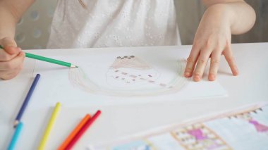Bir çocuğun parlak kalemlerle çizdiği bir çizime yakından bakın. Genç kız renkli sanatsal çizimler yapıyor ve kalem kullanarak renk etkinliği yapıyor. Yaratıcılığı arttırmak. Hayal gücü.