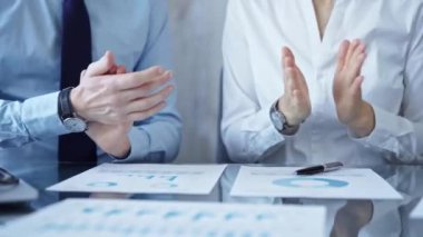İş ekibi olumlu sonuçlar ve yeni iş stratejilerini kutluyor
