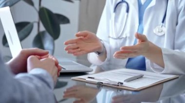 İkisi de cam masada otururken klinikteki doktora danışıyorum. Tıp konsepti.