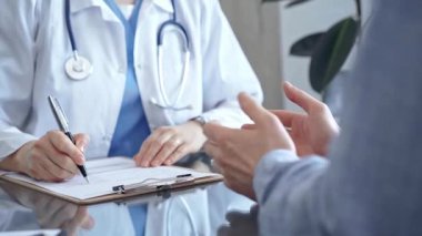 İkisi de cam masada otururken klinikteki doktora danışıyorum. Tıp konsepti.