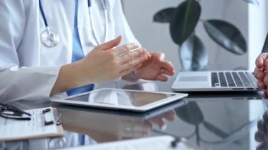 İkisi de cam masada otururken klinikteki doktora danışıyorum. Tıp konsepti.