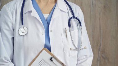 Steteskoplu güvenilir bir sağlık uzmanı. Beyaz önlüklü bir tıp doktorunun tıbbi geçmiş kaydı ve dosyası. Tıp konsepti.