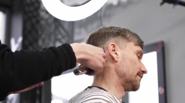 Profesyonel berber berber berber dükkanında son moda saç kesiminden önce saç tarama, erkekler için modern saç stili, güzellik salonu hizmeti, saç bakım konsepti