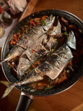 Tabakta taze pişmiş balık.