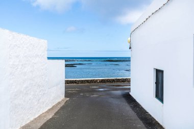 Lanzarote manzarası - Corralejo 'daki beyaz bina ve mavi okyanus, Lanzarote, Kanarya Adaları, İspanya