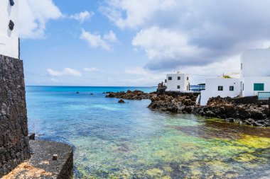 Beyaz mimarisi ve inanılmaz doğal havuzları olan Punta Mujeres resimleri, Lanzarote, Kanarya Adaları, İspanya