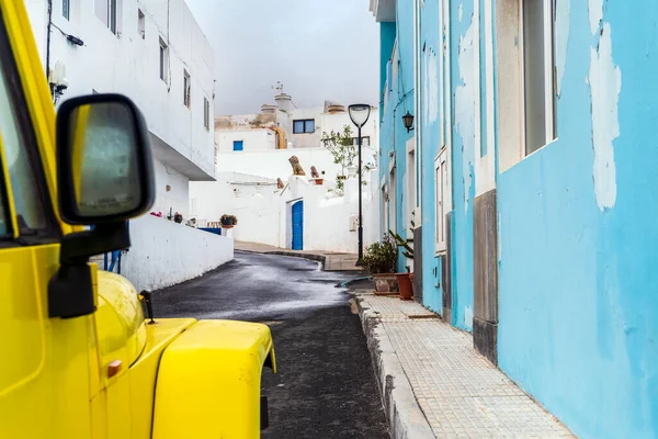 Corralejo Lanzarote Kanarya Adaları Spanya Beyaz Mavi Binaları Olan Dar — Stok fotoğraf
