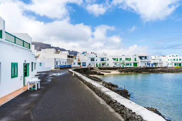 Okyanus kenarındaki mavi ve yeşil pencereli beyaz binalar Corralejo, Lanzarote, Kanarya Adaları, İspanya 