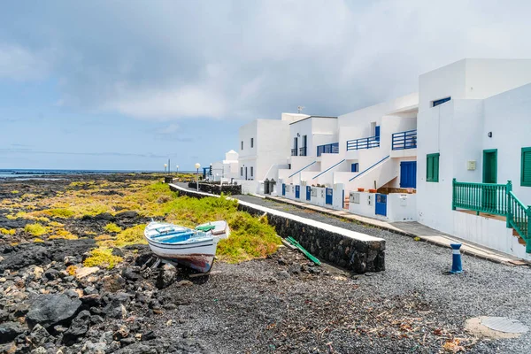 Edifícios Brancos Com Janelas Azuis Verdes Junto Oceano Corralejo Lanzarote — Fotografia de Stock