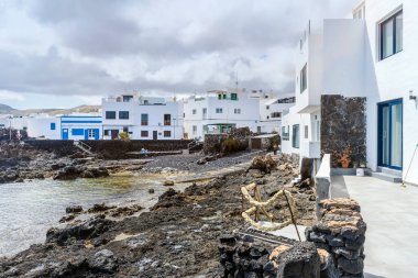 Beyaz mimarisi ve inanılmaz doğal havuzları olan Punta Mujeres resimleri, Lanzarote, Kanarya Adaları, İspanya