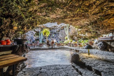 İnanılmaz mağara, havuz, doğal oditoryum, Cesar Manrique tarafından tasarlanmış tuzlu göl Lanzarote, Kanarya Adaları, İspanya 'daki Jameos del Agua adlı volkanik tünelde.