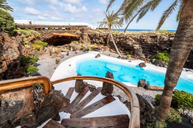 İnanılmaz mağara, havuz, doğal oditoryum, Cesar Manrique tarafından tasarlanmış tuzlu göl Lanzarote, Kanarya Adaları, İspanya 'daki Jameos del Agua adlı volkanik tünelde.