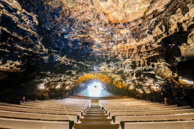 İnanılmaz mağara, havuz, doğal oditoryum, Cesar Manrique tarafından tasarlanmış tuzlu göl Lanzarote, Kanarya Adaları, İspanya 'daki Jameos del Agua adlı volkanik tünelde.