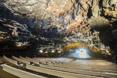 İnanılmaz mağara, havuz, doğal oditoryum, Cesar Manrique tarafından tasarlanmış tuzlu göl Lanzarote, Kanarya Adaları, İspanya 'daki Jameos del Agua adlı volkanik tünelde.
