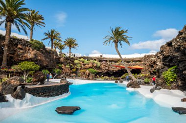 İnanılmaz mağara, havuz, doğal oditoryum, Cesar Manrique tarafından tasarlanmış tuzlu göl Lanzarote, Kanarya Adaları, İspanya 'daki Jameos del Agua adlı volkanik tünelde.
