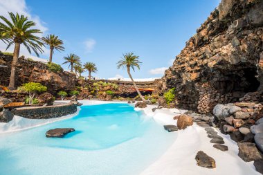 İnanılmaz mağara, havuz, doğal oditoryum, Cesar Manrique tarafından tasarlanmış tuzlu göl Lanzarote, Kanarya Adaları, İspanya 'daki Jameos del Agua adlı volkanik tünelde.