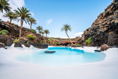 İnanılmaz mağara, havuz, doğal oditoryum, Cesar Manrique tarafından tasarlanmış tuzlu göl Lanzarote, Kanarya Adaları, İspanya 'daki Jameos del Agua adlı volkanik tünelde.