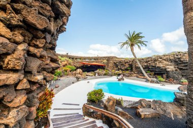 İnanılmaz mağara, havuz, doğal oditoryum, Cesar Manrique tarafından tasarlanmış tuzlu göl Lanzarote, Kanarya Adaları, İspanya 'daki Jameos del Agua adlı volkanik tünelde.
