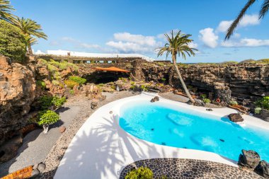 İnanılmaz mağara, havuz, doğal oditoryum, Cesar Manrique tarafından tasarlanmış tuzlu göl Lanzarote, Kanarya Adaları, İspanya 'daki Jameos del Agua adlı volkanik tünelde.