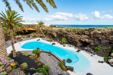 İnanılmaz mağara, havuz, doğal oditoryum, Cesar Manrique tarafından tasarlanmış tuzlu göl Lanzarote, Kanarya Adaları, İspanya 'daki Jameos del Agua adlı volkanik tünelde.