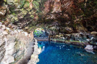 İnanılmaz mağara, havuz, doğal oditoryum, Cesar Manrique tarafından tasarlanmış tuzlu göl Lanzarote, Kanarya Adaları, İspanya 'daki Jameos del Agua adlı volkanik tünelde.