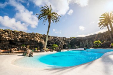 İnanılmaz mağara, havuz, doğal oditoryum, Cesar Manrique tarafından tasarlanmış tuzlu göl Lanzarote, Kanarya Adaları, İspanya 'daki Jameos del Agua adlı volkanik tünelde.