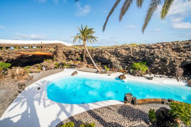 İnanılmaz mağara, havuz, doğal oditoryum, Cesar Manrique tarafından tasarlanmış tuzlu göl Lanzarote, Kanarya Adaları, İspanya 'daki Jameos del Agua adlı volkanik tünelde.