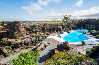 İnanılmaz mağara, havuz, doğal oditoryum, Cesar Manrique tarafından tasarlanmış tuzlu göl Lanzarote, Kanarya Adaları, İspanya 'daki Jameos del Agua adlı volkanik tünelde.