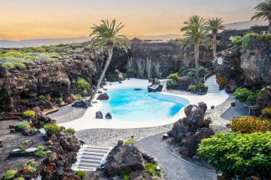 İnanılmaz mağara, havuz, doğal oditoryum, Cesar Manrique tarafından tasarlanmış tuzlu göl Lanzarote, Kanarya Adaları, İspanya 'daki Jameos del Agua adlı volkanik tünelde.