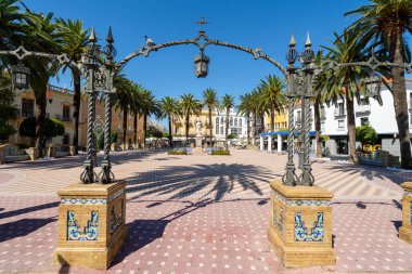 Portekiz sınırı, Endülüs, İspanya 'nın yanında Ayamonte' de palmiye ağaçları olan güzel bir meydan.