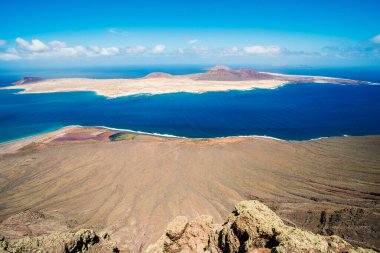 İspanya 'nın Kanarya Adaları' ndaki Lanzarote Adası 'nda Miraror del Rio' dan görülen Graciosa adası