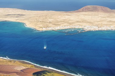 İspanya 'nın Kanarya Adaları' ndaki Lanzarote Adası 'nda Miraror del Rio' dan görülen Graciosa adası