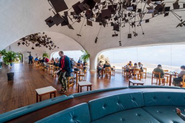 Mirador del Rio, Lanzarote - 28 Nisan 2022: Graciosa Adaları 'nın ünlü restoranının nefes kesici manzarası 