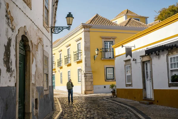 Turista Con Mochila Explorando Faro Capital Del Algarve Portugal —  Fotos de Stock