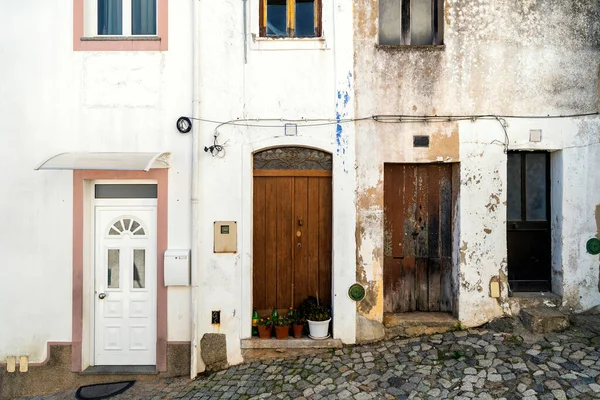 Fyra Dörrar Vitkalkade Hus Monchique Algarve Portugal — Stockfoto