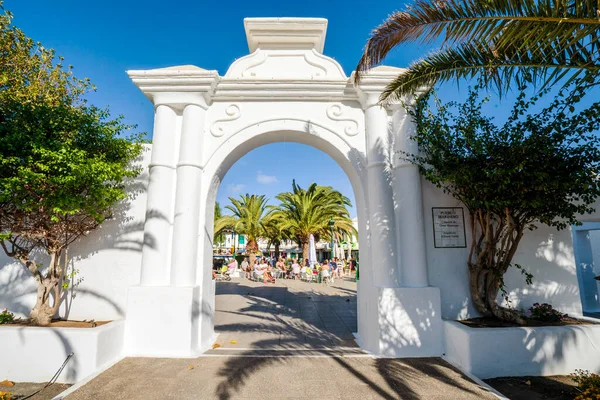 コスタ テイスティング ランサローテ カナリア島 スペインに位置シーザーManriqueによって設計されたプエブロ マリネロと呼ばれる絵の決済への入り口 — ストック写真
