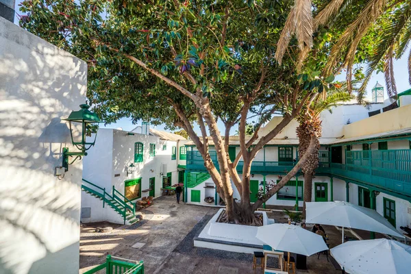Cesar Manriqueによって設計されたPueblo Marineroと呼ばれる絵のような白と緑の決済は コスタテーゼ ランサローテ カナリア島 スペインに位置 — ストック写真