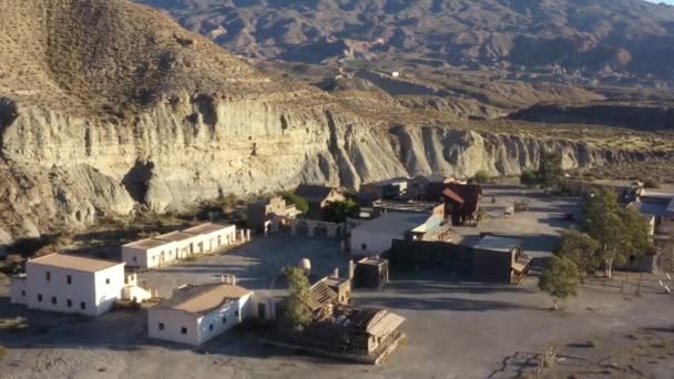 西レオーネと呼ばれる小さな古い西側の映画セットで 有名な西側がスペインのアンダルシア州タベルナス砂漠で撮影されました — ストック動画