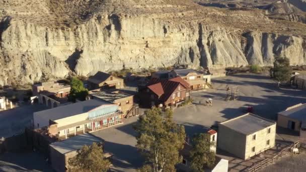 西レオーネと呼ばれる小さな古い西側の映画セットで 有名な西側がスペインのアンダルシア州タベルナス砂漠で撮影されました — ストック動画