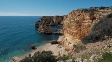 Atlantik Okyanusu kıyısındaki Algarve, Güney Portekiz 'deki Marinha Sahili' nde güzel kayalıklar ve kaya oluşumları.