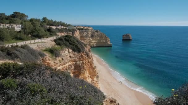 Hermosos Acantilados Formaciones Rocosas Junto Océano Atlántico Playa Marinha Algarve — Vídeo de stock
