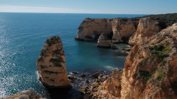 Lindas Falésias Formações Rochosas Junto Oceano Atlântico Praia Marinha Algarve — Vídeo de Stock