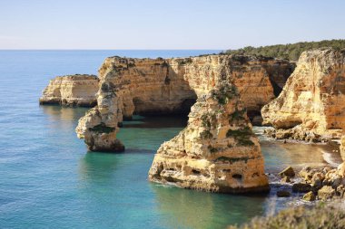 Atlantik Okyanusu kıyısındaki Algarve, Portekiz 'deki Marinha Sahili' nde güzel kayalıklar ve kaya oluşumları.