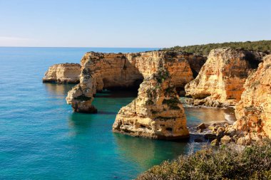 Atlantik Okyanusu kıyısındaki Algarve, Portekiz 'deki Marinha Sahili' nde güzel kayalıklar ve kaya oluşumları.