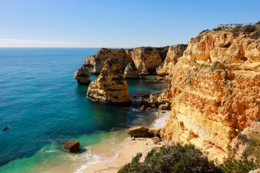 Atlantik Okyanusu kıyısındaki Algarve, Portekiz 'deki Marinha Sahili' nde güzel kayalıklar ve kaya oluşumları.