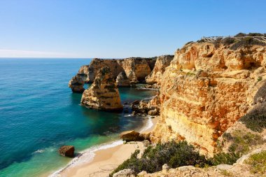 Atlantik Okyanusu kıyısındaki Algarve, Portekiz 'deki Marinha Sahili' nde güzel kayalıklar ve kaya oluşumları.