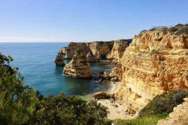 Atlantik Okyanusu kıyısındaki Algarve, Portekiz 'deki Marinha Sahili' nde güzel kayalıklar ve kaya oluşumları.