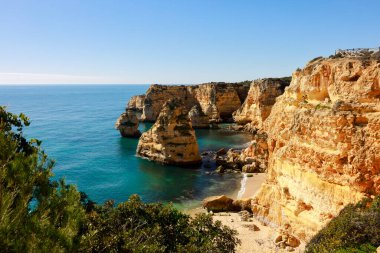 Atlantik Okyanusu kıyısındaki Algarve, Portekiz 'deki Marinha Sahili' nde güzel kayalıklar ve kaya oluşumları.