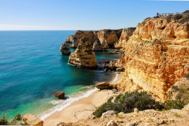 Atlantik Okyanusu kıyısındaki Algarve, Portekiz 'deki Marinha Sahili' nde güzel kayalıklar ve kaya oluşumları.